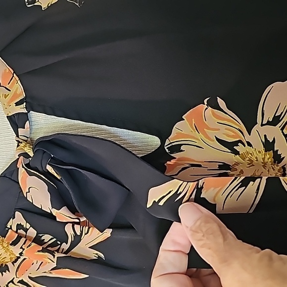 DR2 Women's black Floral design blouse. Long sleeves.  HI/LO. Size small. - Picture 2 of 9